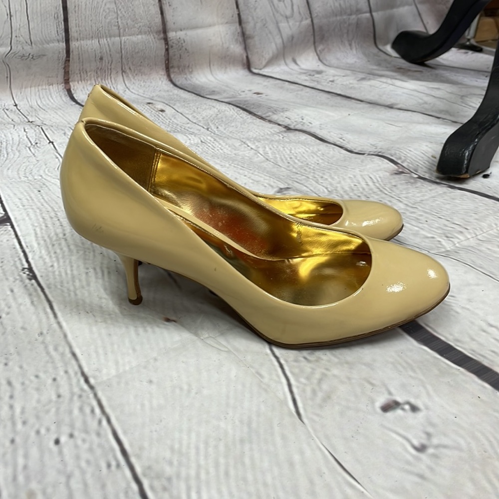 Coach buttery yellow tan patent leather kitten heels shoes - Picture 2 of 11
